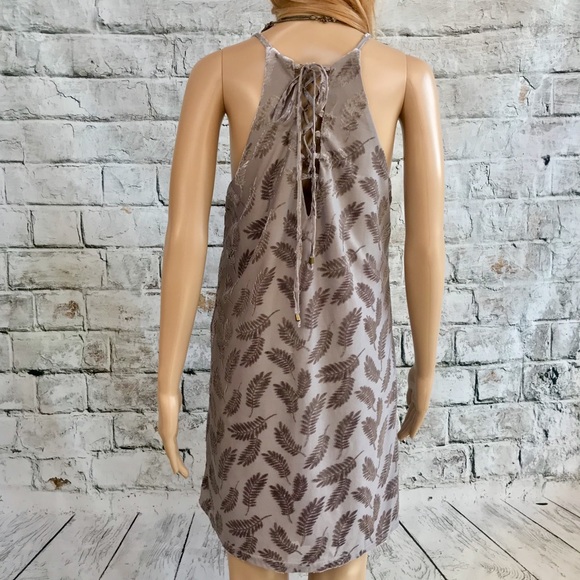 🔥NWT Pearl Gray Leaf Patterned Lace Up Dress - Picture 7 of 8